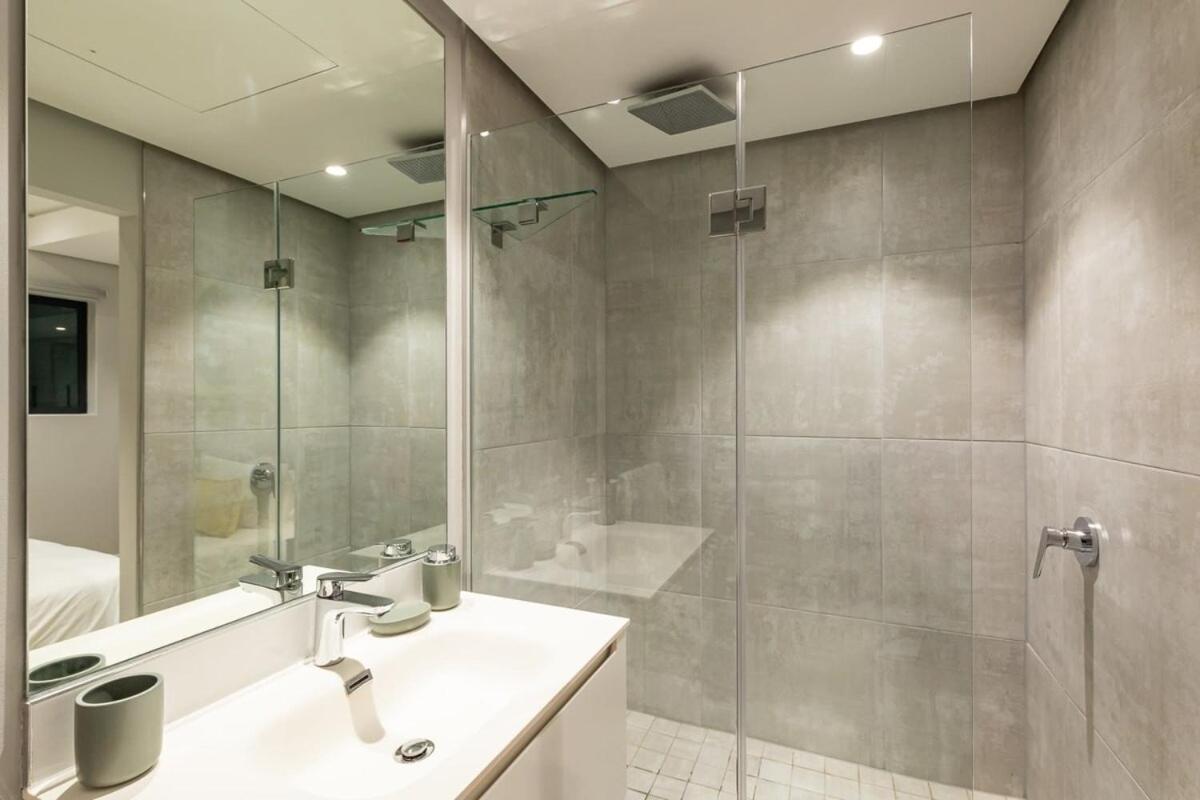 Outdoor Pool Apartment, Gym, Bar & Views