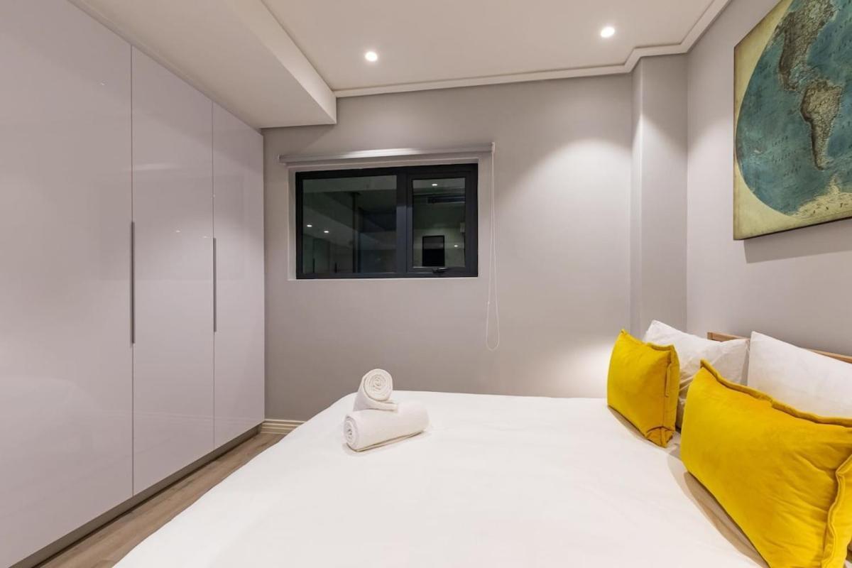 Outdoor Pool Apartment, Gym, Bar & Views Apartment