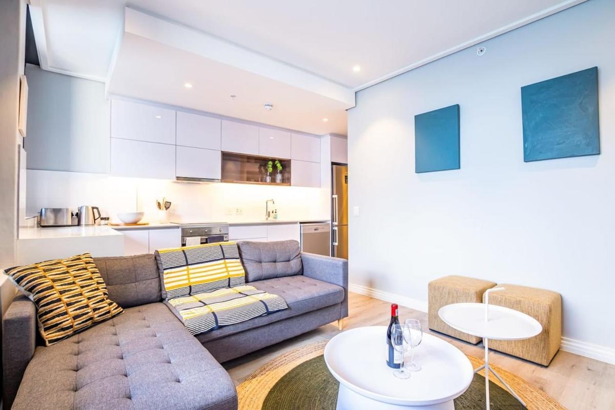 Outdoor Pool Apartment, Gym, Bar & Views Apartment *
