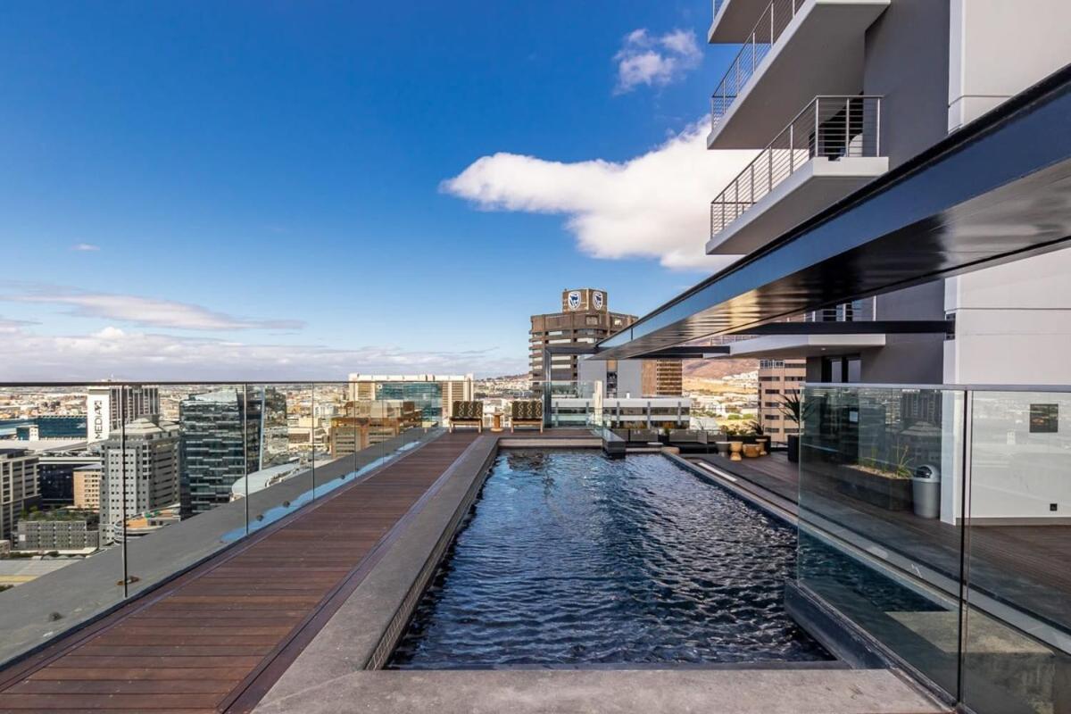 Outdoor Pool Apartment, Gym, Bar & Views Cape Town