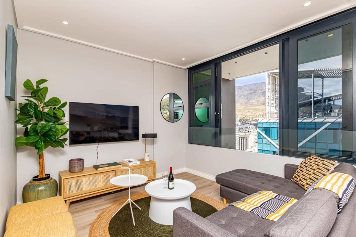 Outdoor Pool Apartment, Gym, Bar & Views