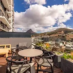 Outdoor Pool Apartment, Gym, Bar & Views
