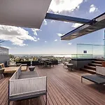 Outdoor Pool Apartment, Gym, Bar & Views