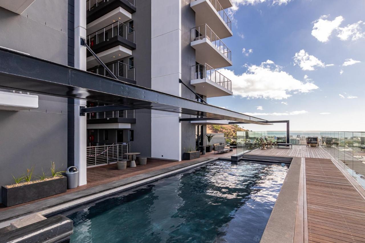 Outdoor Pool Apartment, Gym, Bar & Views Apartment
