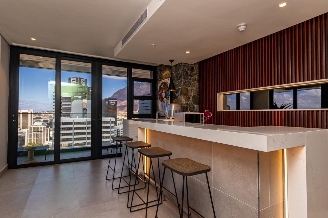 Apartment Outdoor Pool Apartment, Gym, Bar & Views