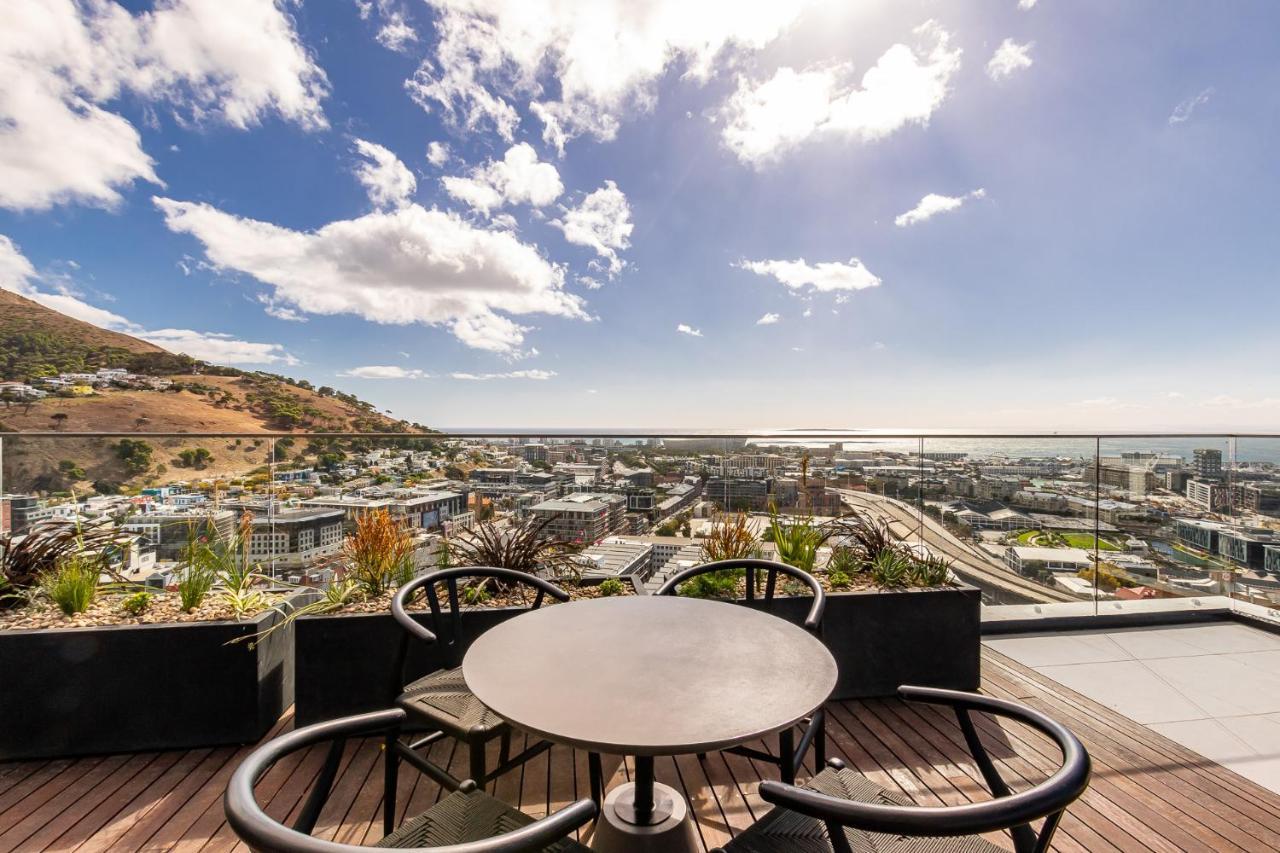 Outdoor Pool Apartment, Gym, Bar & Views Apartment