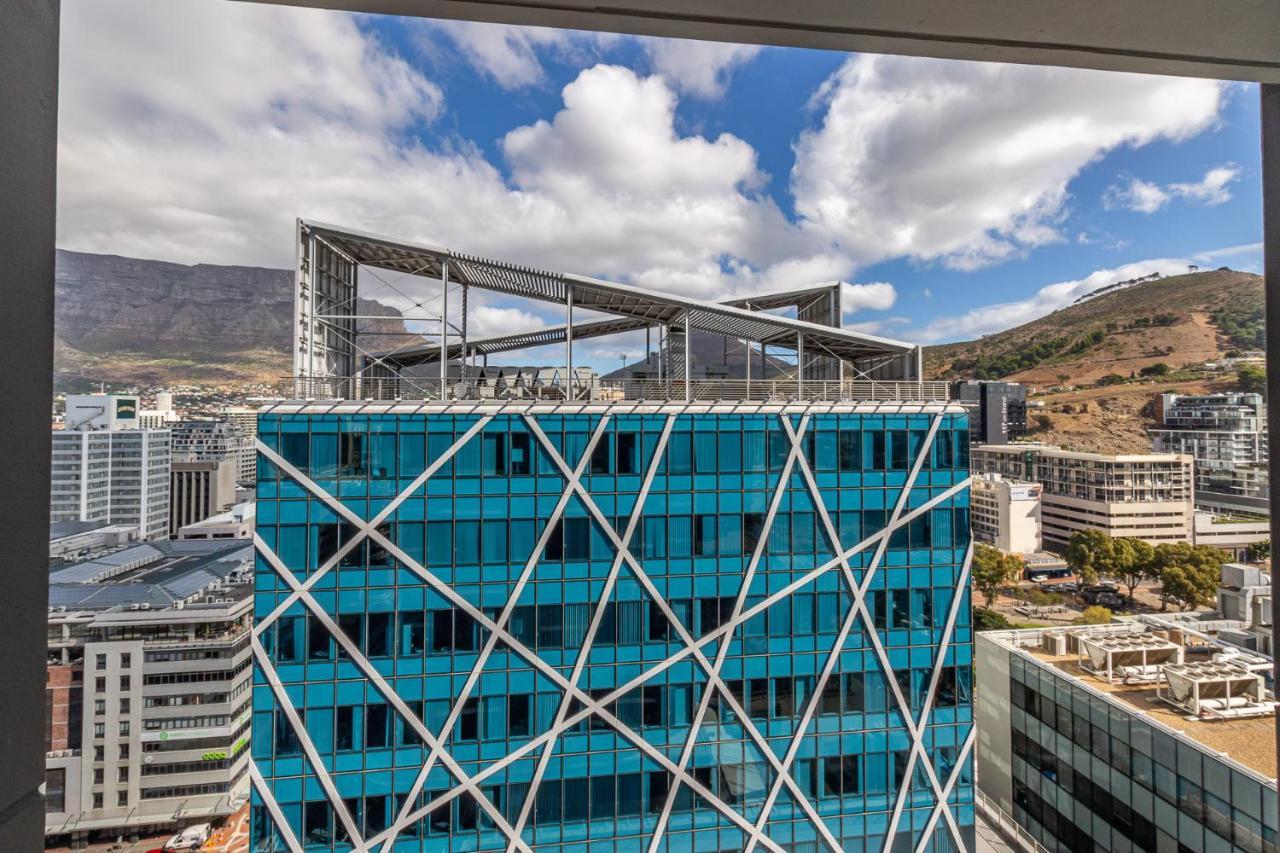 Outdoor Pool Apartment, Gym, Bar & Views *