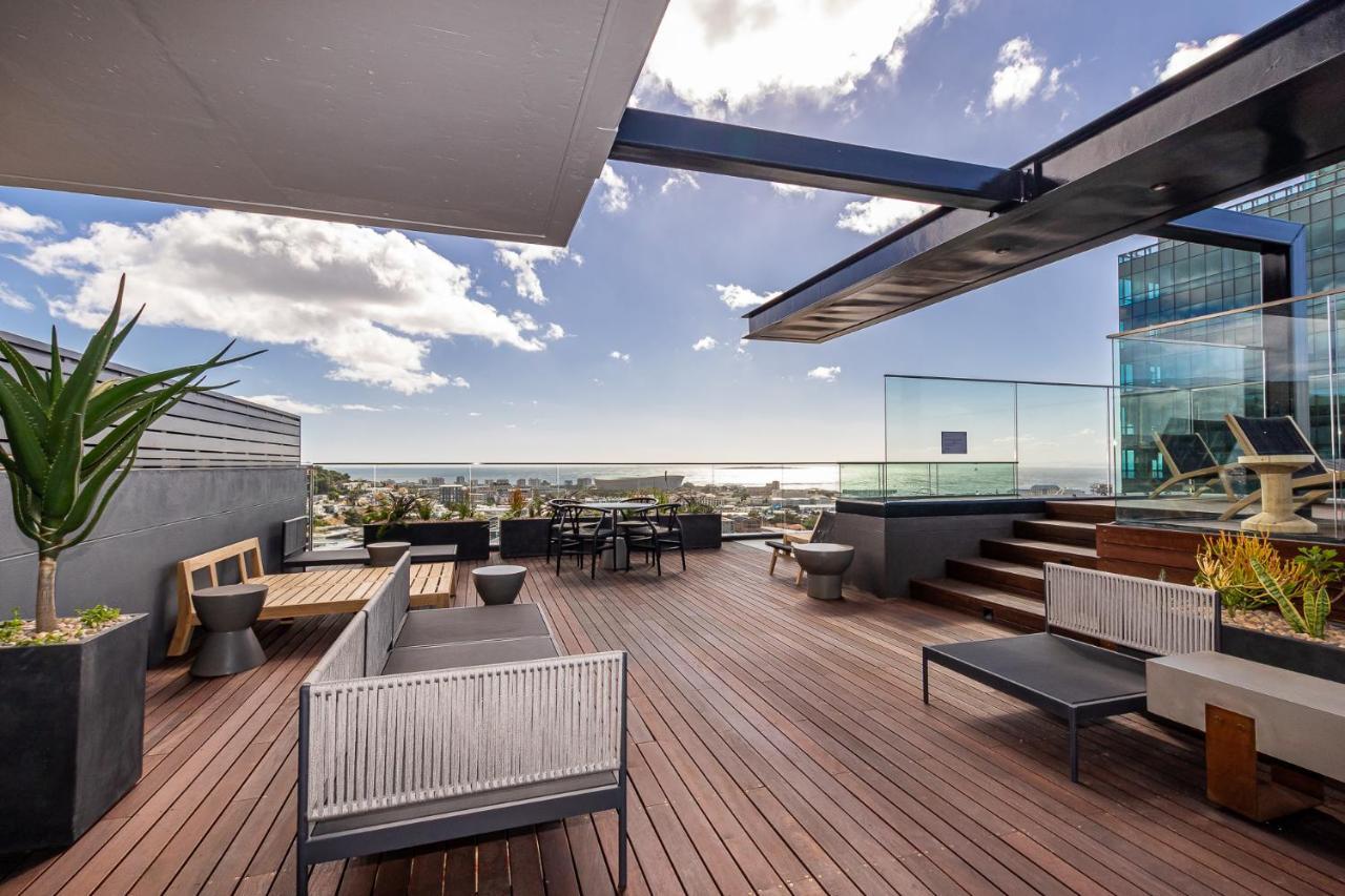 Outdoor Pool Apartment, Gym, Bar & Views *