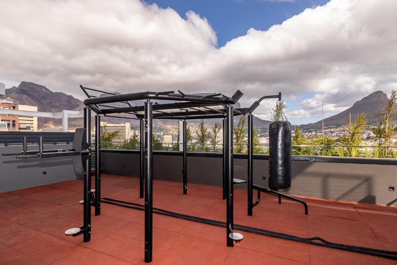 Outdoor Pool Apartment, Gym, Bar & Views *